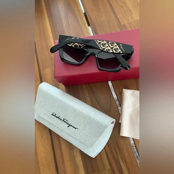 Salvatore Ferragamo 55mm Gradient Rectangular Sunglasses-excellent condition - Picture 11 of 11